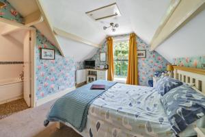 1 dormitorio con 1 cama con edredón azul en Ingleside, en Lynton
