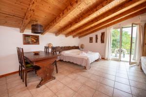 sypialnia ze stołem i łóżkiem w pokoju w obiekcie 207 - Appartamento Mimosa, Terrazza, giardino e Piscina - Residence Cherry House w mieście Carro