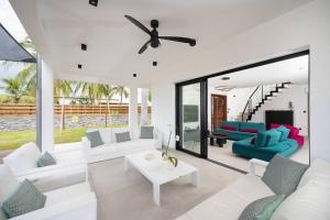 Ruang duduk di SUMMER VIEW classée 5 étoiles - Magnifique Villa 10 personnes avec piscine miroir chauffée à 29 degrés, bain à remous intégré et vue mer idéalement située Chemin Summer - ST GILLES LES BAINS