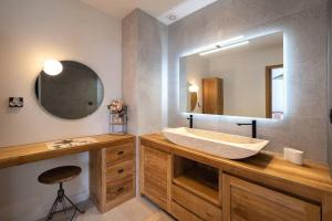 Bilik mandi di SUMMER VIEW classée 5 étoiles - Magnifique Villa 10 personnes avec piscine miroir chauffée à 29 degrés, bain à remous intégré et vue mer idéalement située Chemin Summer - ST GILLES LES BAINS