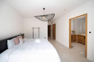 Katil atau katil-katil dalam bilik di SUMMER VIEW classée 5 étoiles - Magnifique Villa 10 personnes avec piscine miroir chauffée à 29 degrés, bain à remous intégré et vue mer idéalement située Chemin Summer - ST GILLES LES BAINS