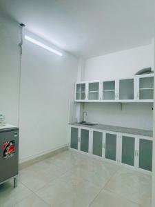 Habitación vacía con paredes blancas y armarios verdes en HOATEL MEKONG HOME GUESTHOUSE, en Can Tho