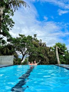 dos niños nadando en una piscina en Green Hill Paradise Villa, en Unawatuna