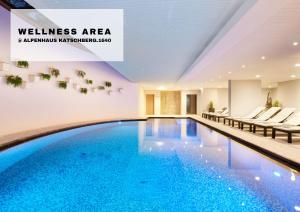 卡其貝格霍赫的住宿－KAUZ - Design Chalets inkl Lungau Card，一座带健康区的建筑中的游泳池