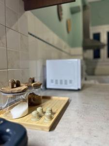 una encimera de cocina con una estantería con zapatos. en SKG City Center Apartment en Tesalónica