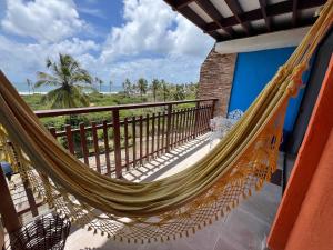 eine Hängematte auf dem Balkon eines Hauses in der Unterkunft Villaggio Orizzonte in Salvador