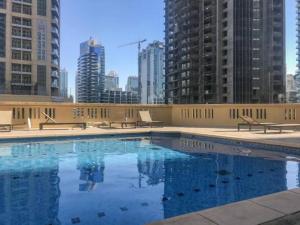 een zwembad in een stad met hoge gebouwen bij Nr to beach-Beautifully upgraded in Dubai
