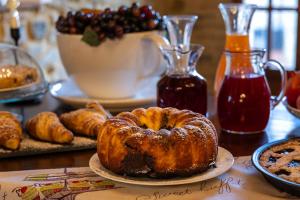 a table with a plate of bread and a bowl of fruit at Agriturismo e Maneggio Poggio Leone in Gambassi Terme