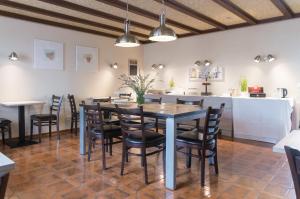 ein Esszimmer mit Tisch und Stühlen in der Unterkunft Landhaus Thome in Nideggen