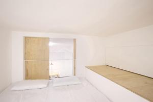 Dieses weiße Zimmer verfügt über ein Bett und einen Schrank. in der Unterkunft Appartamento-Studio con cortile in Trapani