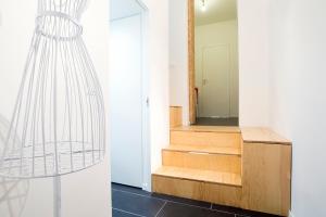 eine Treppe mit einem Spiegel und einem Stuhl in einem Zimmer in der Unterkunft Appartamento-Studio con cortile in Trapani