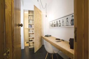 ein Badezimmer mit einer Holztheke und einem weißen Stuhl in der Unterkunft Appartamento-Studio con cortile in Trapani