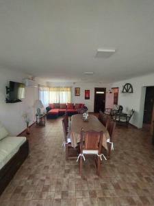 ein Wohnzimmer mit einem Tisch und einem Sofa in der Unterkunft 01-La Caleta Tranquilidad . Playa y Naturaleza in Mar de Cobo