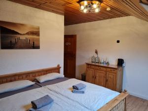 ein Schlafzimmer mit 2 Betten und einem Wandgemälde in der Unterkunft Landhaus Bad Rotenfels - Zion in Gaggenau