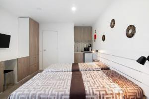 1 Schlafzimmer mit einem großen Bett und einer Küche in der Unterkunft Apartamento Mar in Moncarapacho