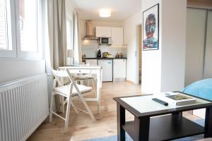 a living room with a table and a kitchen at The Ring Inn in Adenau