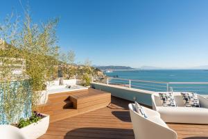 Laguna Blu - Resort Villa overlooking the sea on the Amalfi Coast في فيتري: شرفة مطلة على المحيط