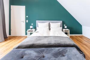 施特勞賓的住宿－Tonirooms Penthouse，一间卧室设有一张蓝色墙壁的大床