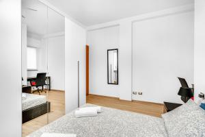 um quarto branco com uma cama e uma secretária em RIS161 -Modern apartment equipped with all comfort- em Sesto San Giovanni
