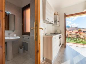 una pequeña cocina con fregadero y encimera en Maria's Wonderful Retreat, en Villasimius 17 fotos más