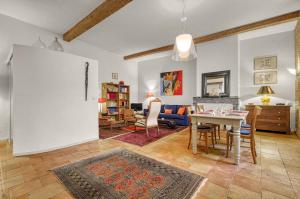 een woonkamer met een tafel en een eetkamer bij L'encrier - Appt confortable pour 2 in Toulouse