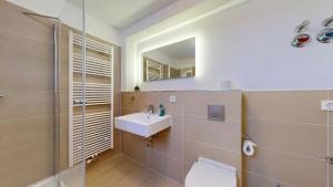 Ein Badezimmer in der Unterkunft strandnahe FeWos mit Terrasse oder Dachterrasse, Strandhaus Seeblick, Binz