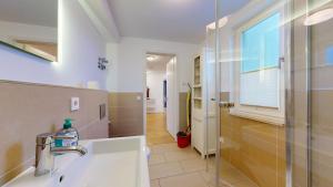Ein Badezimmer in der Unterkunft strandnahe FeWos mit Terrasse oder Dachterrasse, Strandhaus Seeblick, Binz