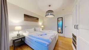 Ein Bett oder Betten in einem Zimmer der Unterkunft strandnahe FeWos mit Terrasse oder Dachterrasse, Strandhaus Seeblick, Binz