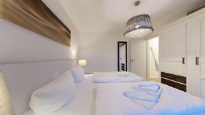 Ein Bett oder Betten in einem Zimmer der Unterkunft strandnahe FeWos mit Terrasse oder Dachterrasse, Strandhaus Seeblick, Binz