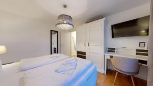Ein Bett oder Betten in einem Zimmer der Unterkunft strandnahe FeWos mit Terrasse oder Dachterrasse, Strandhaus Seeblick, Binz