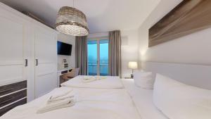 Ein Bett oder Betten in einem Zimmer der Unterkunft strandnahe FeWos mit Terrasse oder Dachterrasse, Strandhaus Seeblick, Binz