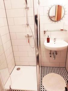 ein Bad mit einer Dusche, einem Waschbecken und einem WC in der Unterkunft Apartment Pirol: Dorf Hideaway Gornja Breza in Breza