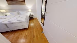 Ein Bett oder Betten in einem Zimmer der Unterkunft strandnahe FeWos mit Terrasse oder Dachterrasse, Strandhaus Seeblick, Binz