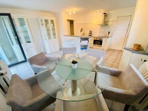 a living room with a glass table and chairs at OSTSEE-LANDHAUS MÄHL in Prerow mit Sauna und Kamin auch für Gruppen in Prerow