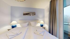 Ein Bett oder Betten in einem Zimmer der Unterkunft strandnahe FeWos mit Terrasse oder Dachterrasse, Strandhaus Seeblick, Binz