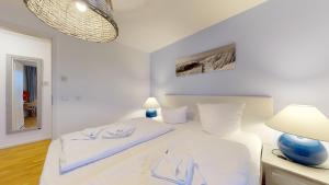 Ein Bett oder Betten in einem Zimmer der Unterkunft strandnahe FeWos mit Terrasse oder Dachterrasse, Strandhaus Seeblick, Binz