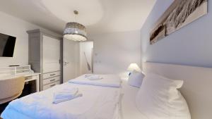 Ein Bett oder Betten in einem Zimmer der Unterkunft strandnahe FeWos mit Terrasse oder Dachterrasse, Strandhaus Seeblick, Binz