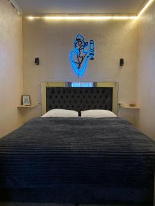 Ένα ή περισσότερα κρεβάτια σε δωμάτιο στο avalon apartment in Lviv