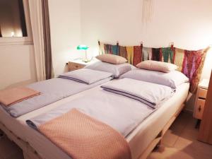 two beds sitting next to each other in a room at Apartment Pirol: Dorf Hideaway Gornja Breza in Breza