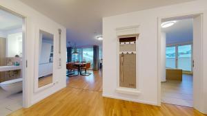 ein Wohnzimmer mit weißen Wänden und ein Esszimmer in der Unterkunft strandnahe FeWos mit Terrasse oder Dachterrasse, Strandhaus Seeblick, Binz in Binz