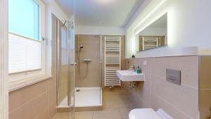 Ein Badezimmer in der Unterkunft strandnahe FeWos mit Terrasse oder Dachterrasse, Strandhaus Seeblick, Binz