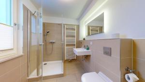 Ein Badezimmer in der Unterkunft strandnahe FeWos mit Terrasse oder Dachterrasse, Strandhaus Seeblick, Binz