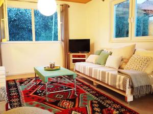ein Wohnzimmer mit einem Sofa und einem Tisch in der Unterkunft Apartment Pirol: Dorf Hideaway Gornja Breza in Breza