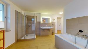 Ein Badezimmer in der Unterkunft strandnahe FeWos mit Terrasse oder Dachterrasse, Strandhaus Seeblick, Binz
