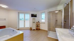 Ein Badezimmer in der Unterkunft strandnahe FeWos mit Terrasse oder Dachterrasse, Strandhaus Seeblick, Binz