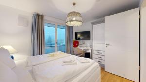 Ein Bett oder Betten in einem Zimmer der Unterkunft strandnahe FeWos mit Terrasse oder Dachterrasse, Strandhaus Seeblick, Binz