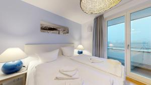 Ein Bett oder Betten in einem Zimmer der Unterkunft strandnahe FeWos mit Terrasse oder Dachterrasse, Strandhaus Seeblick, Binz