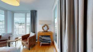 Ein Sitzbereich in der Unterkunft strandnahe FeWos mit Terrasse oder Dachterrasse, Strandhaus Seeblick, Binz