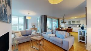 ein Wohnzimmer mit 2 Sofas und einer Küche in der Unterkunft strandnahe FeWos mit Terrasse oder Dachterrasse, Strandhaus Seeblick, Binz in Binz