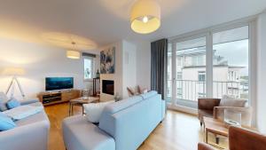 ein Wohnzimmer mit Couch und Fernseher in der Unterkunft strandnahe FeWos mit Terrasse oder Dachterrasse, Strandhaus Seeblick, Binz in Binz